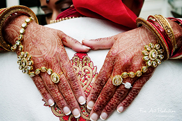 Beautiful Mehndi and jewelry of Indian Bride