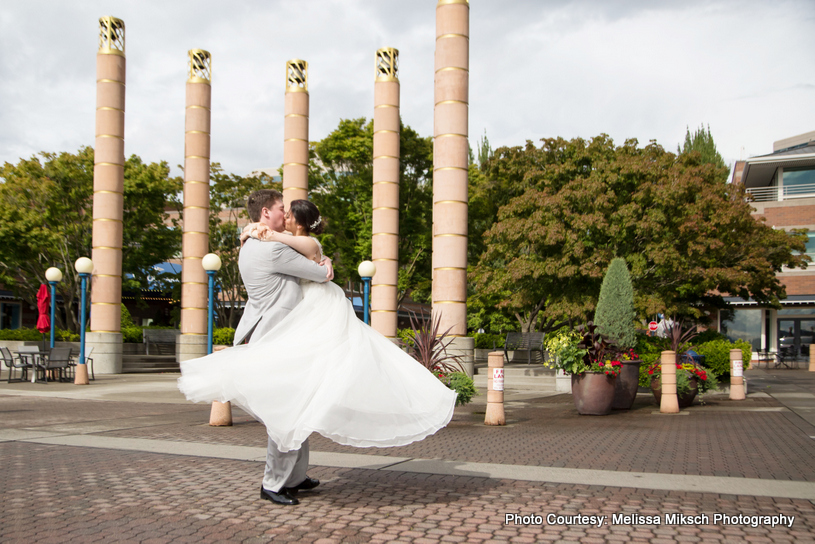 How Romantic Pose for Outdoor Photoshoot