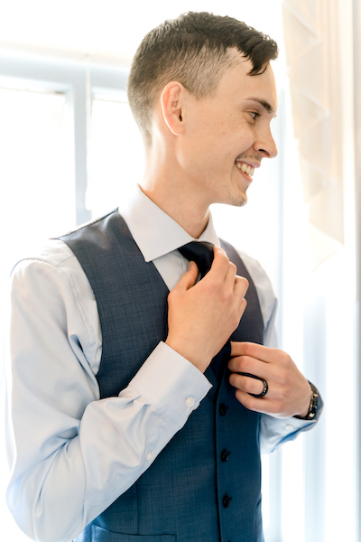 Groom knotting tie 