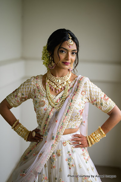 Indian bride wore Maang tikka